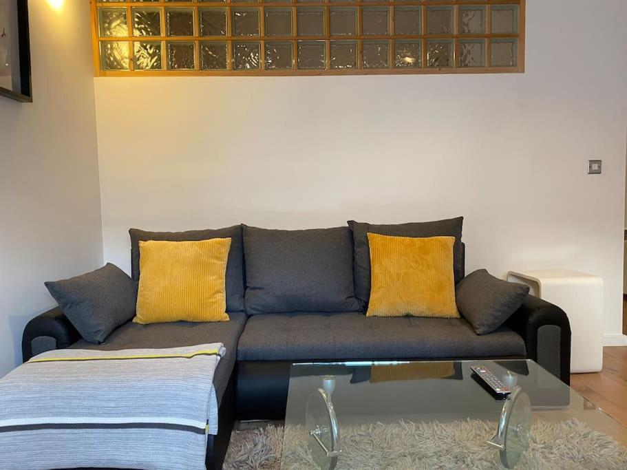 Stunning One B/R Apartment - City Centre Лидс Экстерьер фото